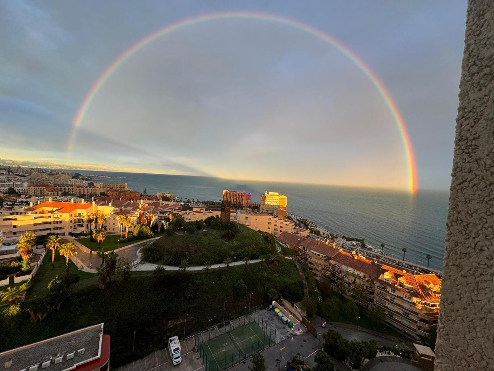 Beachfront Complex El Coloso Views,Pools,Parking Benalmadena Costa Bagian luar foto